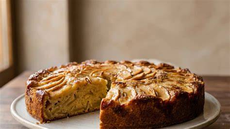 Apfel-Marzipan-Kuchen im Anschnitt mit saftigen Apfelspalten und Mandeln