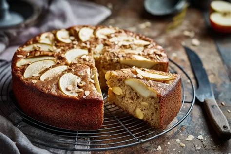 Apfel-Mohn-Kuchen auf einem Kuchengitter, angeschnitten