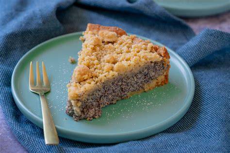 Apfel-Mohn-Kuchen in Kranzform mit Streusel und Puderzucker