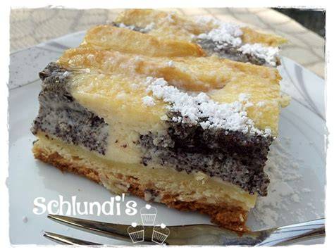 Apfel-Mohn-Quark-Kuchen, angerichtet mit Vanillesoße