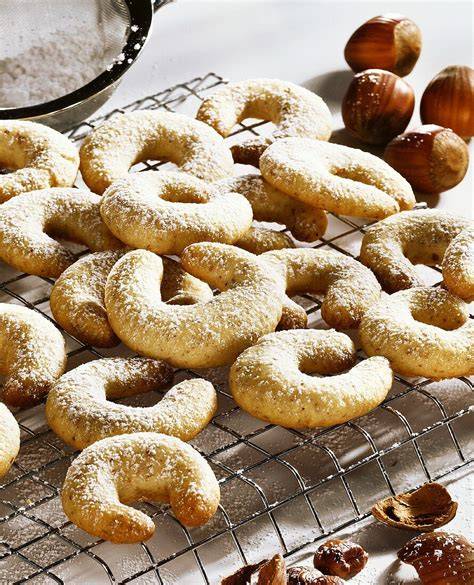 Apfel-Nuss-Kuchen auf Kuchengitter, mit Puderzucker bestäubt