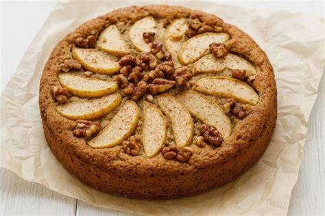 Apfel-Nuss-Kuchen mit Olivenöl auf einem Kuchenteller
