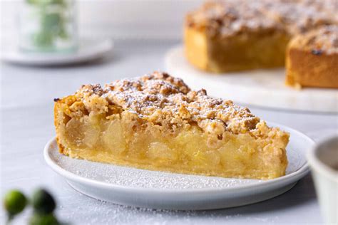 Apfel-Nuss-Streusel Kuchen auf einem Kuchenteller