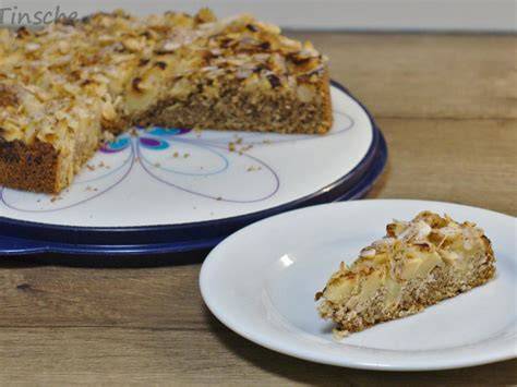 Apfel-Nusskuchen mit Dinkelmehl und Nussstücken