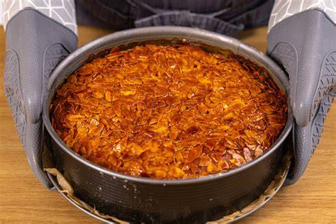 Apfel-Pudding-Masse in der Springform glattgestrichen