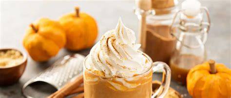 Apfel-Pudding-Schnecken serviert zum Kaffee, im herbstlichen Setting
