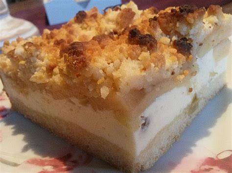 Apfel-Quark-Kuchen auf dem Backblech, angeschnitten