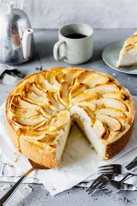 Apfel-Quark-Kuchen in Springform, angeschnittener Kuchen