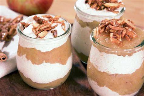 Apfel-Quark-Schichtdessert in Gläsern mit Zimt und Mandeln
