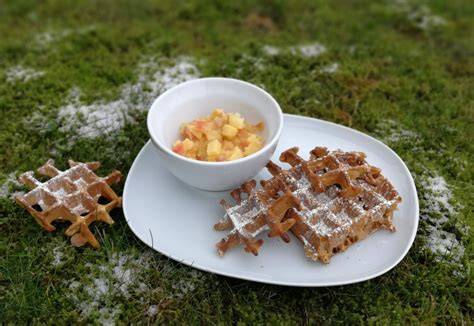 Apfel-Quitten-Kompott neben Lebkuchenwaffeln