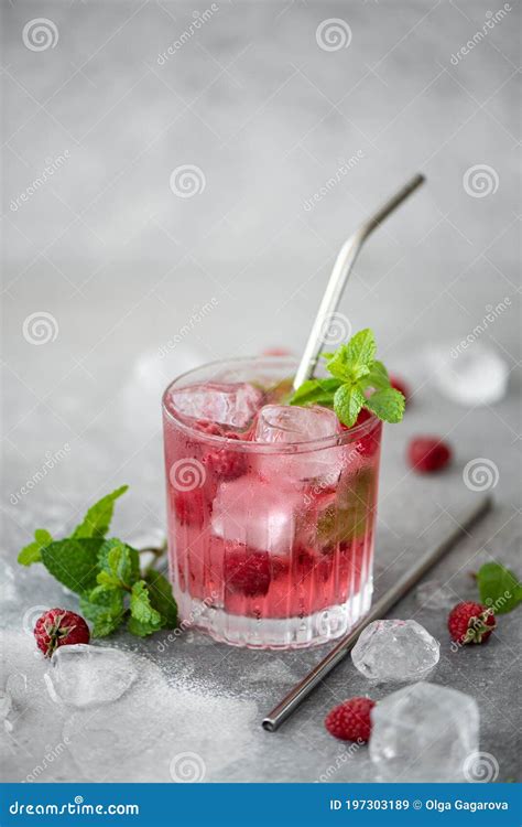 Apfel-Rhabarber-Kompott in einem Glas, serviert mit frischer Minze