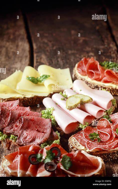 Apfel-Rotkohl-Kuchen auf einem rustikalen Holztisch, halbiert, mit Dekoäpfeln und Rotkohlschnitzen