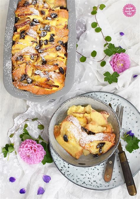 Apfel-Scheiterhaufen in der Form mit Vanillepudding und Rosinen