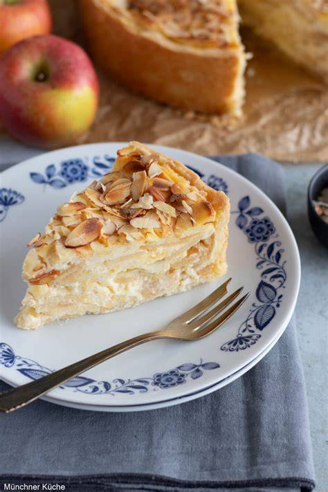 Apfel-Schmand-Kuchen: Mürbeteigboden, Apfelwürfel, Schmand-Pudding-Creme, Mandelblättchen