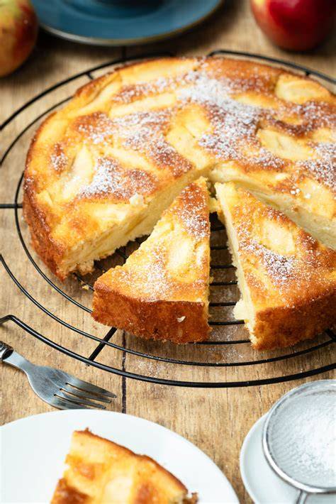 Apfel-Schmand-Kuchen auf dem Kuchenteller