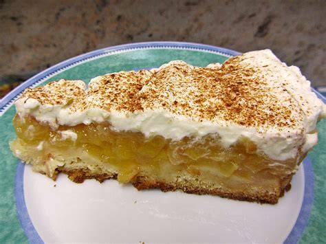 Apfel-Schmand-Kuchen mit Sahne und Mandelblättchen