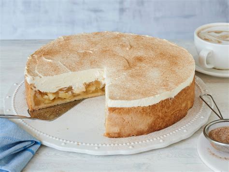 Apfel-Schmand-Torte auf Kuchenplatte