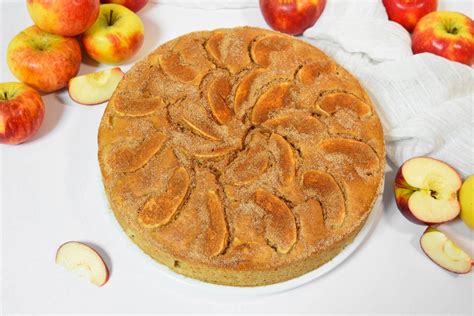 Apfel-Schmand-Zimt-Kuchen auf Teller