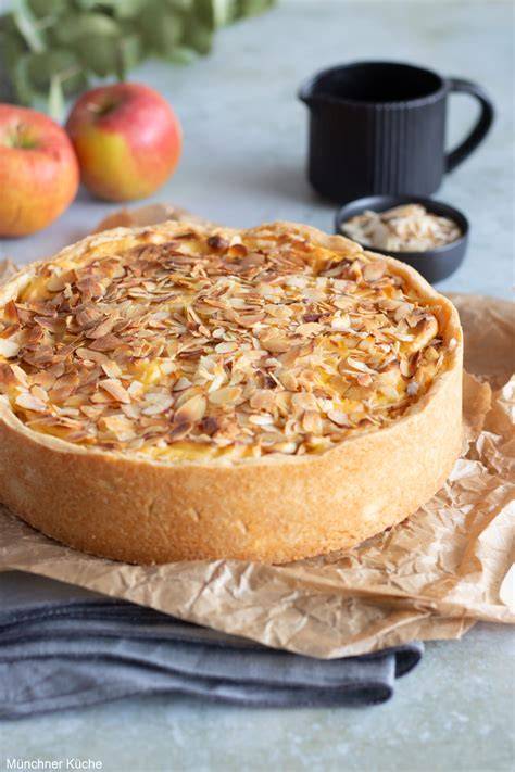 Apfel-Schmandkuchen mit dicker Streuselkruste in der Springform