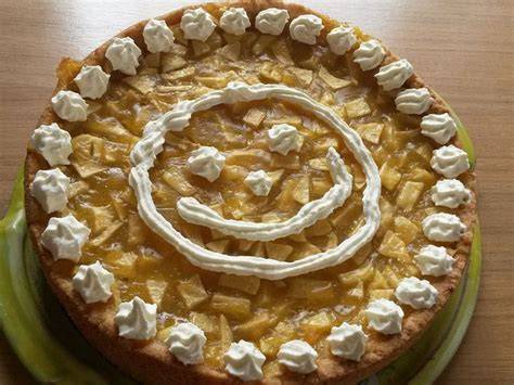 Apfel-Sekt-Torte mit sahnigem Eierlikör-Topping und Pistazienrand