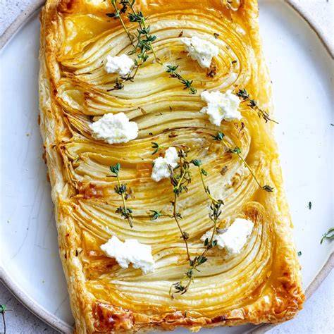 Apfel-Speck-Kuchen mit Zwiebeln, Guss und Thymian als herbstliche Tarte
