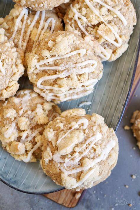 Apfel-Streusel-Cookies in Muffinformen, Staubzucker