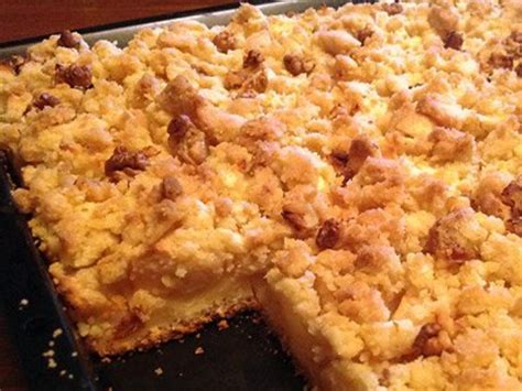 Apfel-Streusel-Kuchen aufgeschnitten: Buttriger Boden und goldbraune Streusel