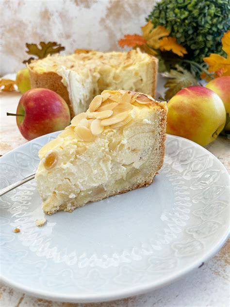 Apfel-Tarte mit glänzendem Aprikosenglanz und Mandelblättchen