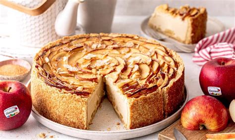 Apfel-Toffee-Kuchen angerichtet mit Sahne und Karamellguss