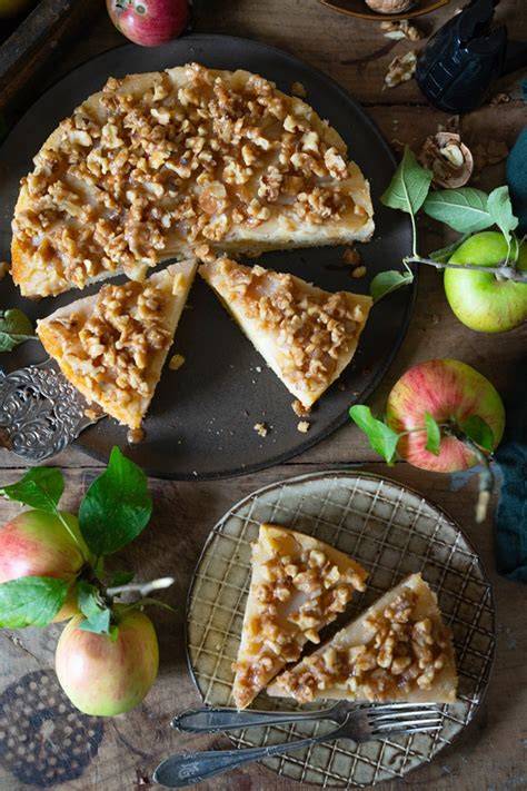 Apfel-Upside-Down-Kuchen mit Walnüssen und Mustern
