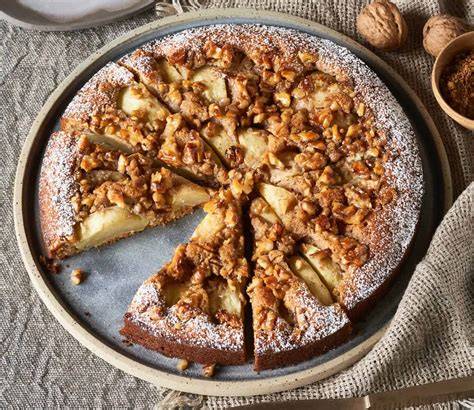 Apfel-Walnuss-Kuchen auf Tortenplatte