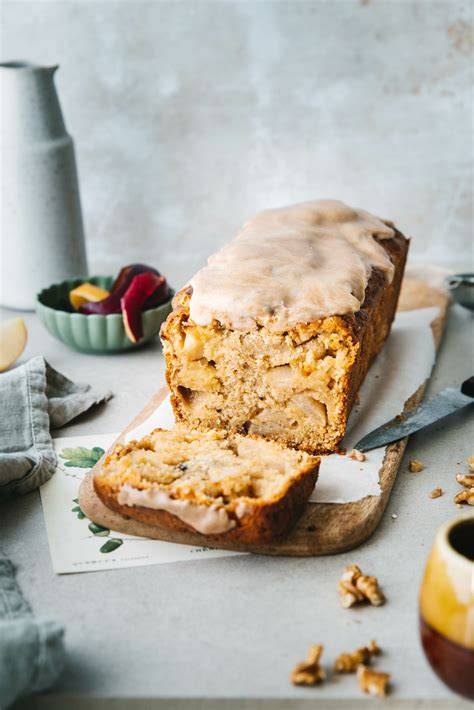 Apfel-Walnuss-Kuchen mit glänzender Marmeladenschicht