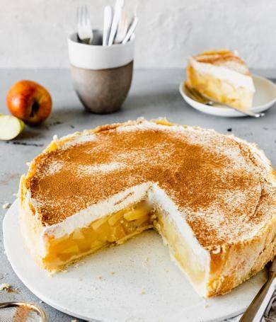 Apfel-Walnuss-Torte mit Karamell, aufgeschnittene Torte mit Schichten, Äpfeln und Nussdekor