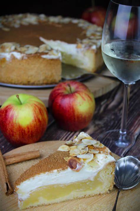 Apfel-Wein-Torte auf einer Kuchentafel