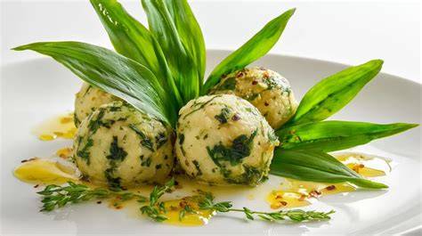 Apfel-Ziegenkäse-Taler mit Balsamico-Reduktion auf weißem Teller