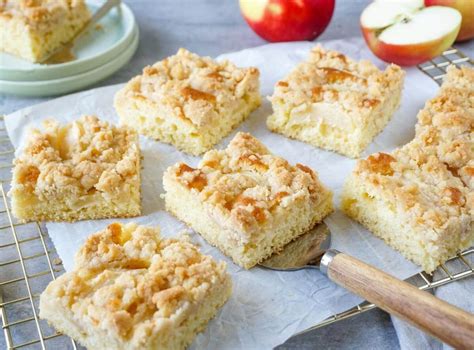 Apfel-Zimt-Blechkuchen angeschnitten mit Streusel und Zimtkruste