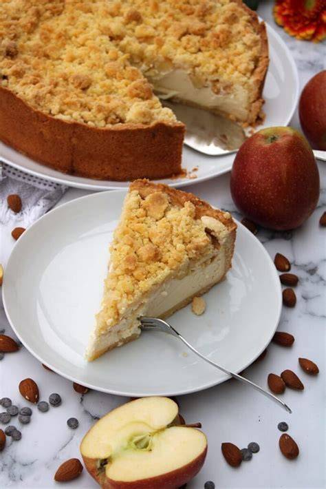 Apfel-Zimt-Käsekuchen auf festlicher Tafel