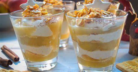 Apfel-Zimt-Kompott im Glas mit Quarkcreme