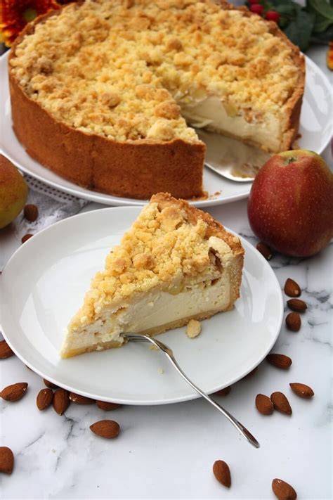 Apfel-Zimt-Kuchen mit Streuseln, angeschnitten und angerichtet