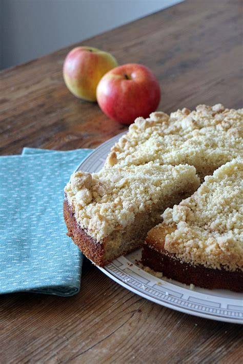 Apfel-Zimt-Kuchen mit goldbraunen Streuseln