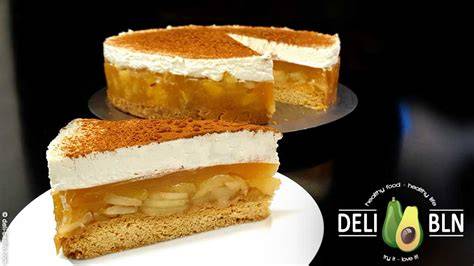 Apfel-Zimt-Sahne-Torte mit Zimt-Zucker-Topping angeschnitten