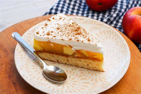 Apfel-Zimt-Torte: Frisch serviert mit Sahne und Zimt