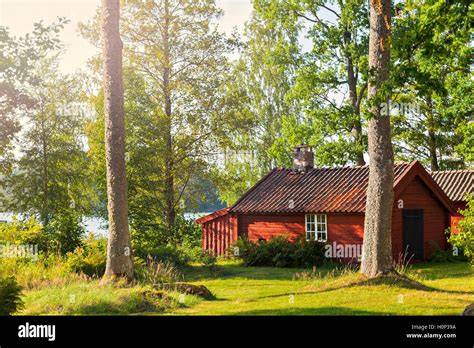 Apfelbaum hinter einem roten Holzhaus in Småland