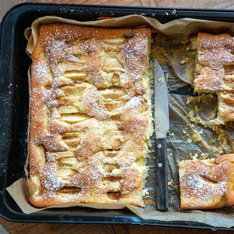 Apfelbiskuit mit Zimtzucker und Mandeln auf Backblech