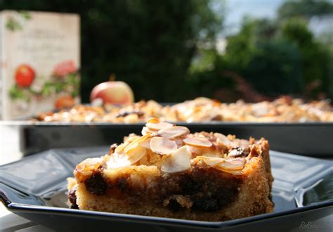 Apfelblechkuchen mit Rahmguss und Mandeln