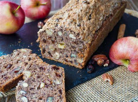 Apfelbrot mit Nüssen, Honig und Trockenfrüchten
