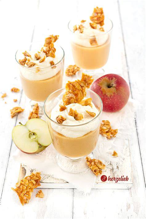 Apfelcreme im Glas, geschichtetes Dessert mit Krokant oben