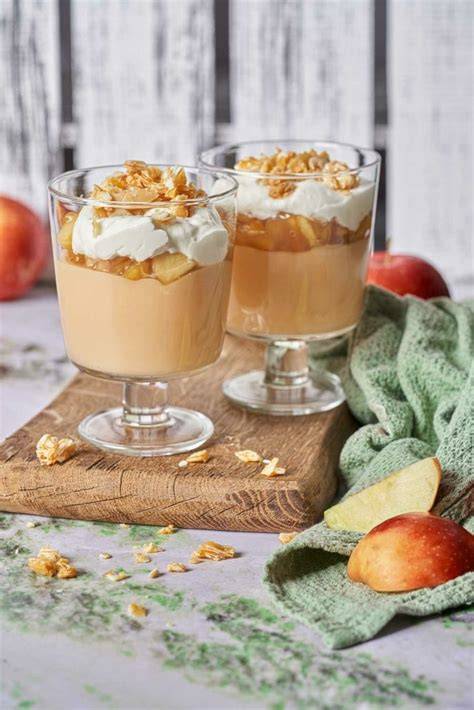 Apfelcreme in Schälchen mit Sahnetupfen