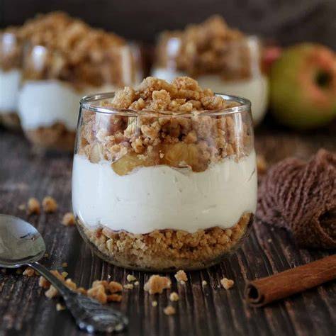 Apfelcrumble mit Haferflocken und Zimt, serviert im Glas