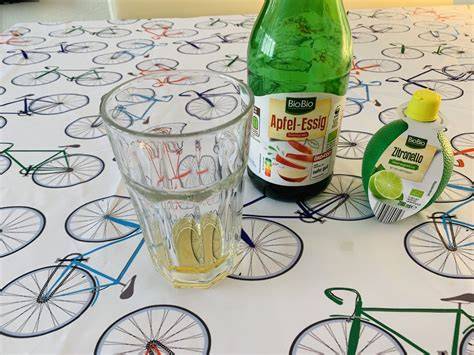 Apfelessig und Glas mit Wasser